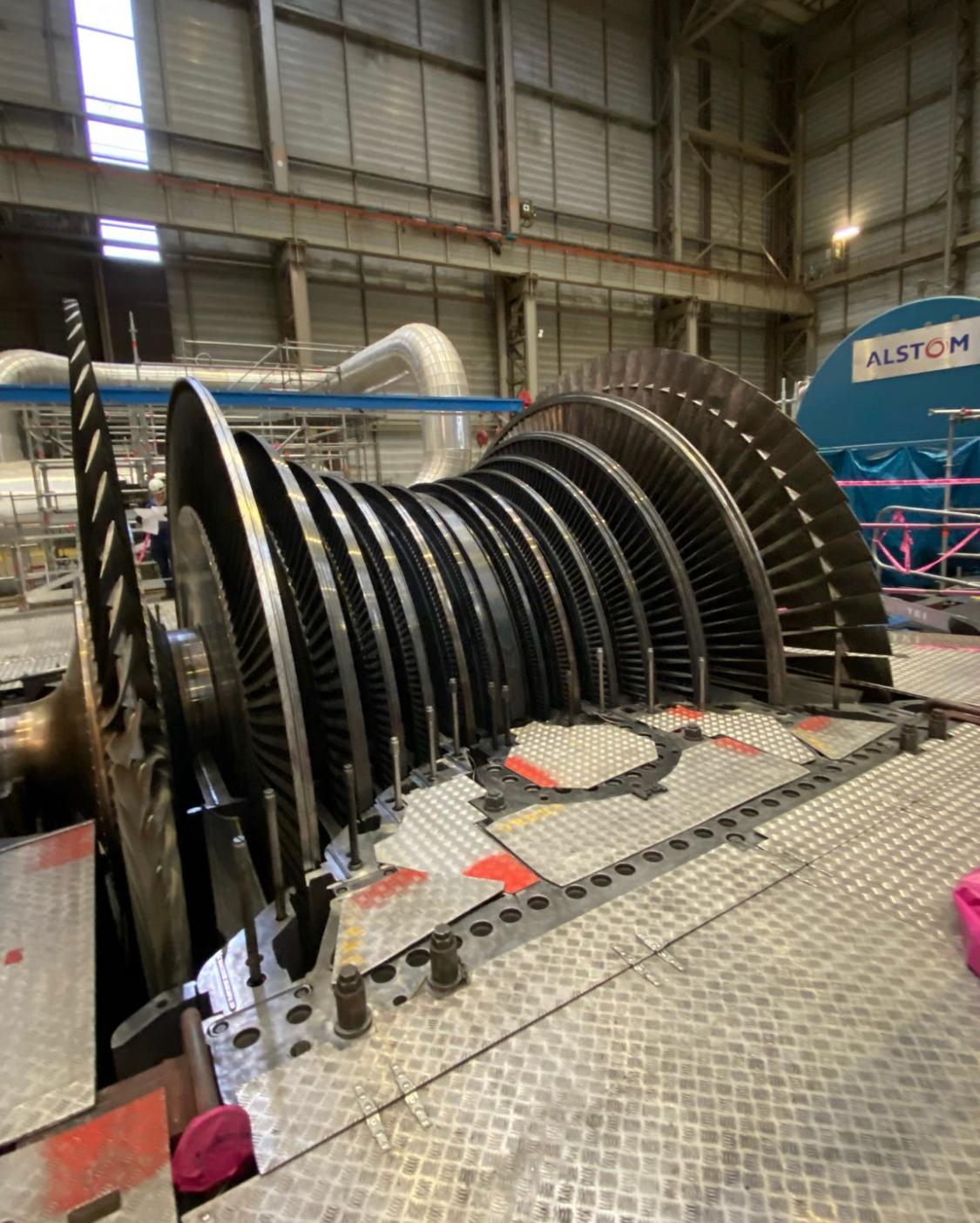 LP rotor with long blades on maintenance stand