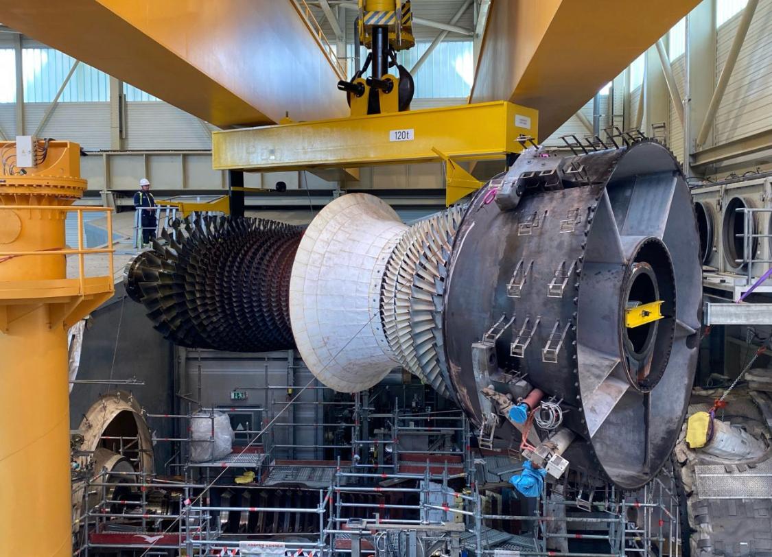 Gas turbine rotor mounted for overhaul